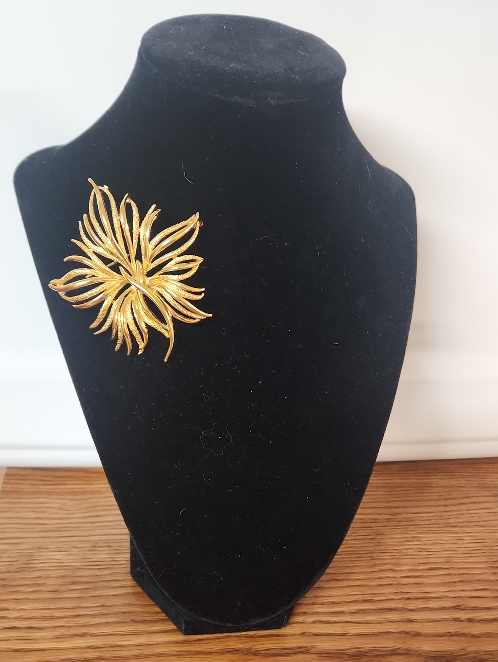 Signed MONET Gold Floral Statement Brooch – Women's Jewelery